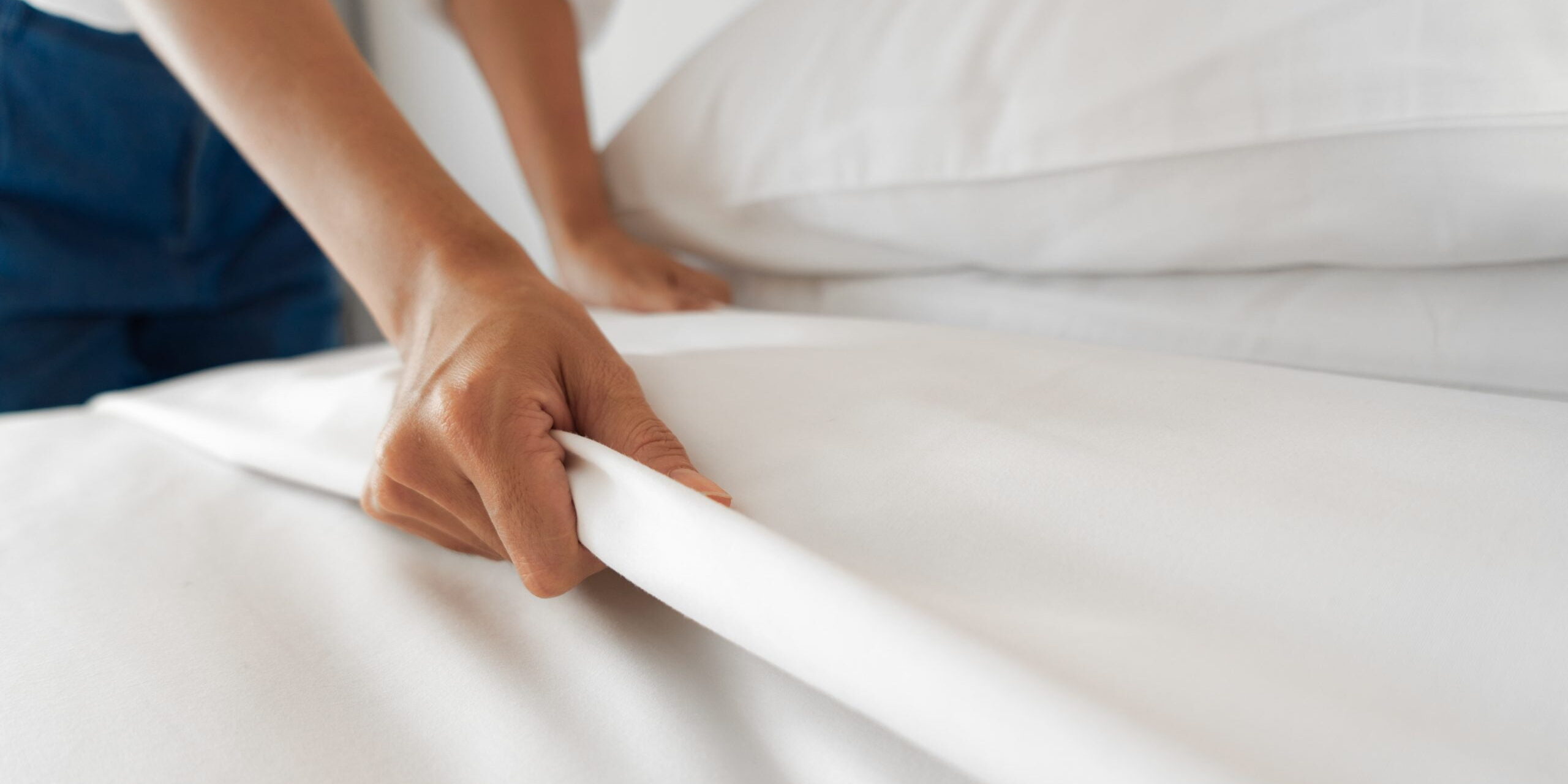 La curiosa razón por la que las sábanas y toallas de los hoteles son  siempre blancas